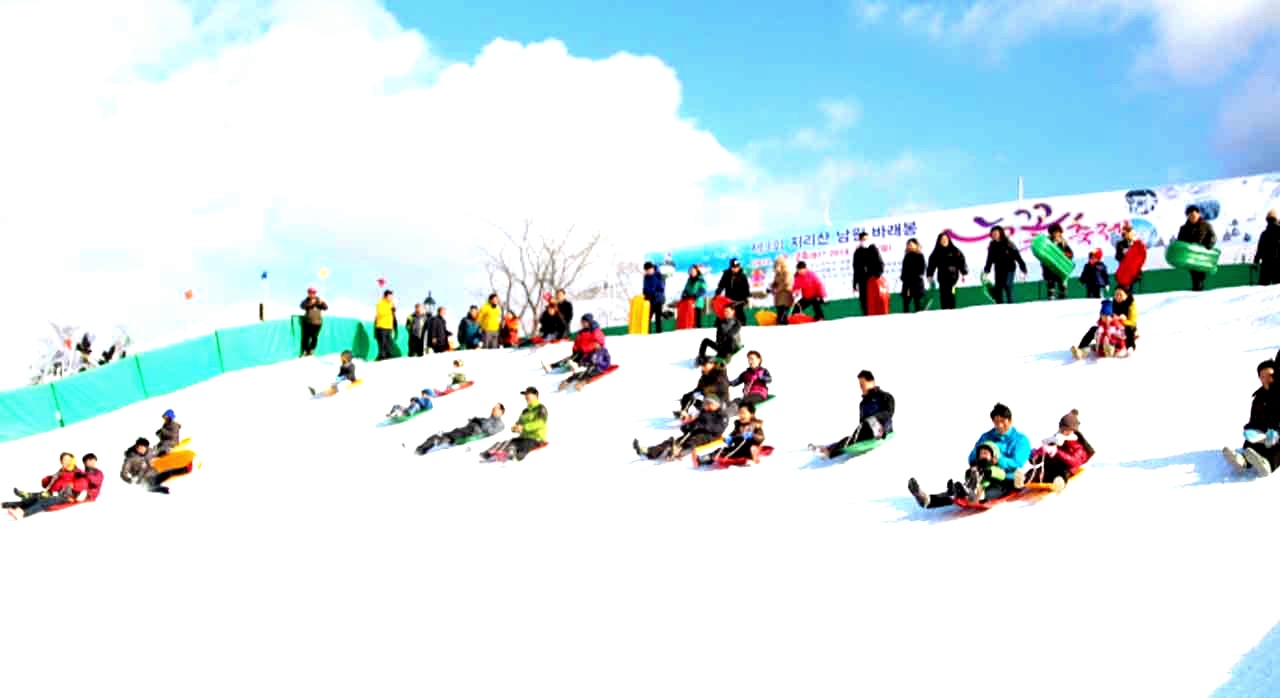 지리산 바래봉 설원을 배경으로 눈썰매를 타고 내려오는 사람들의 모습이다. [ⓒ한국관광공사]