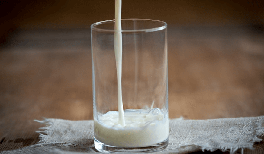 입덧에 좋은 음식 우유를 컵에 따르고 있다