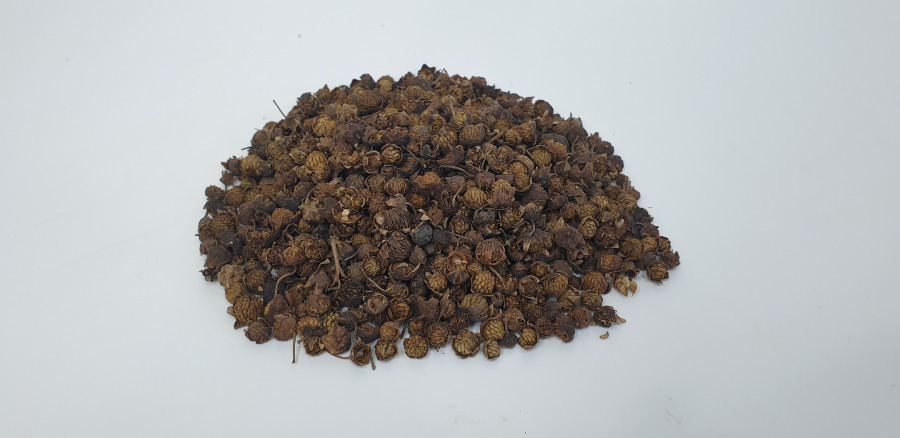 야생에서 채취를 한 산딸기의 열매를 잘 세척한 후에 바싹 말려서 만든 복분자를 흰색 바닥에 수북하게 쌓아두고 찍은 사진