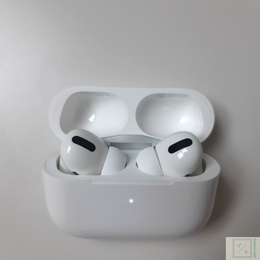 에어팟프로 충전케이스 안에 본 기기가 보관되어 있습니다.