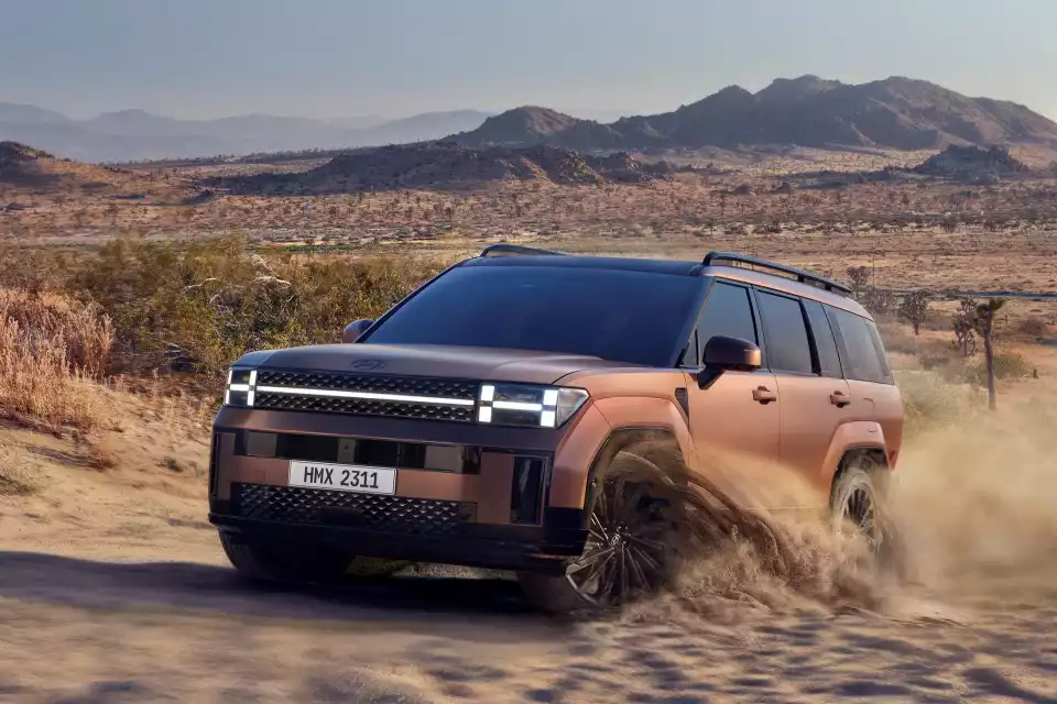 싼타페는 앞바퀴굴림이 기본이고 전자식으로 네 바퀴에 힘을 보내기도 합니다.