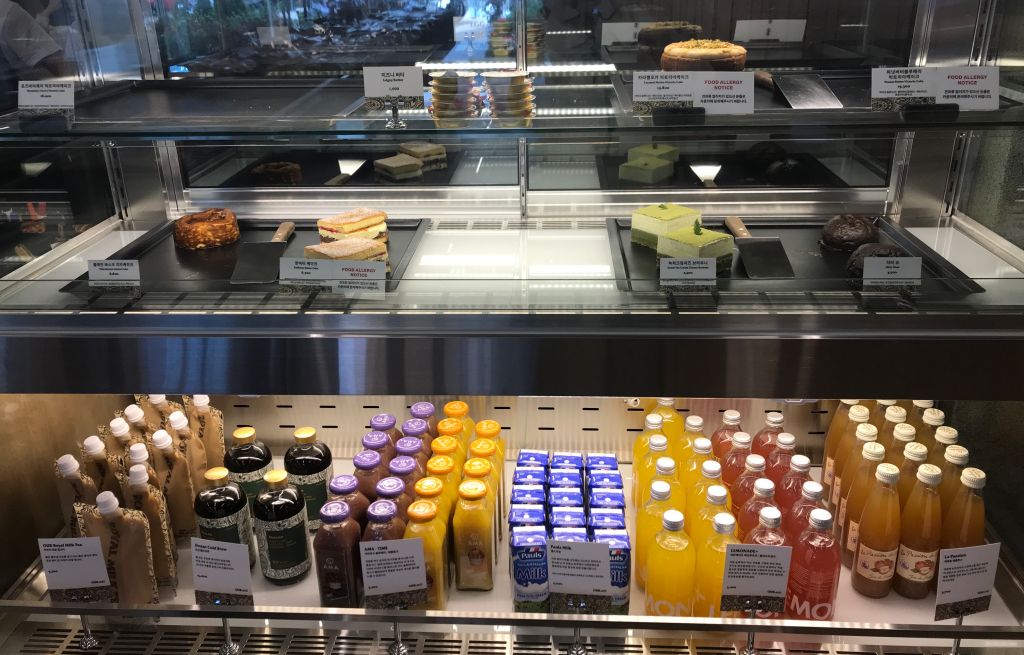 케이크와 음료가 있는 가판대입니다.