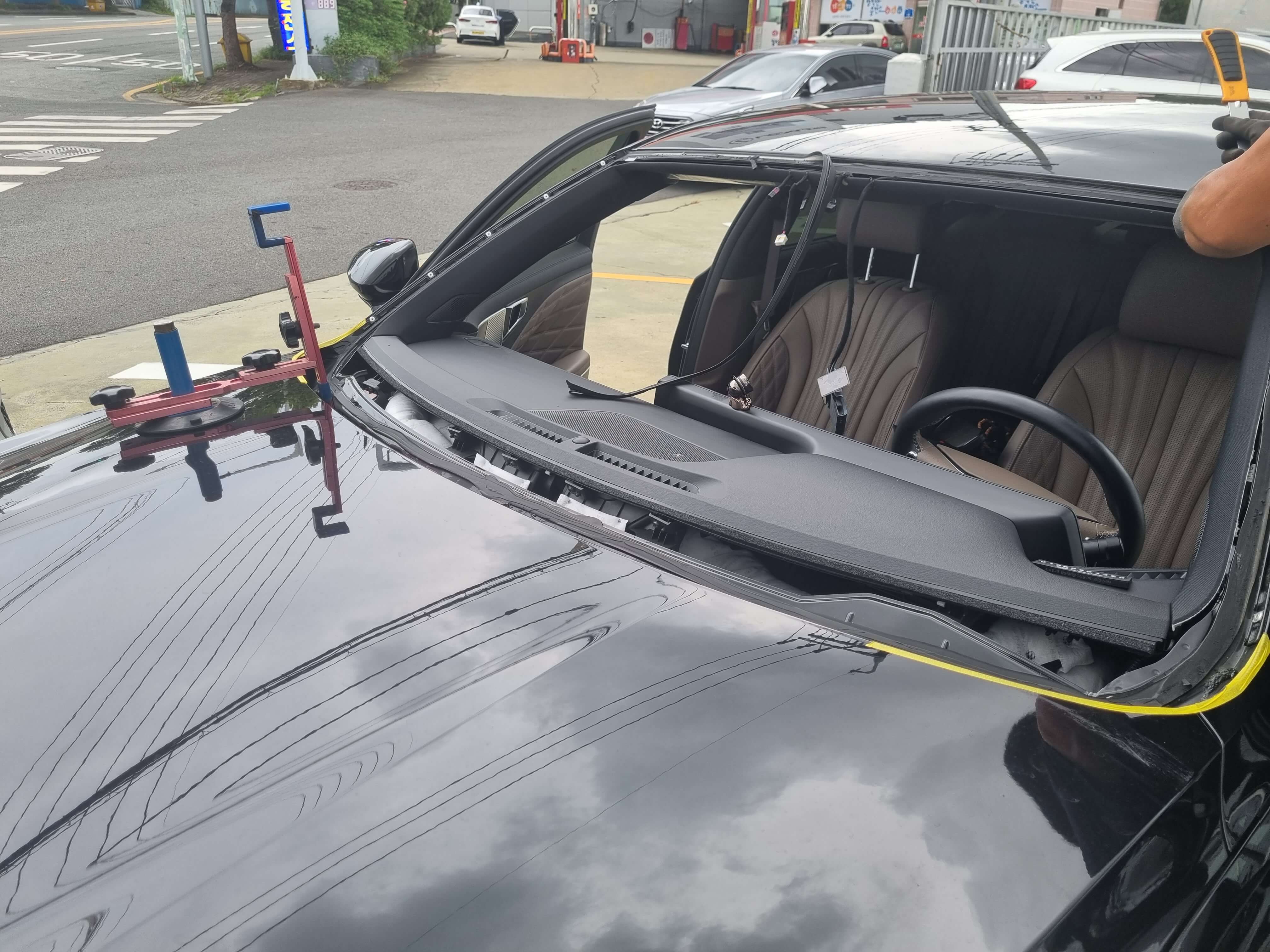 교체중인 자동차