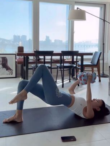 김윤지가 인스타그램에서 일상과 다이어트 근황을 공유하는 모습