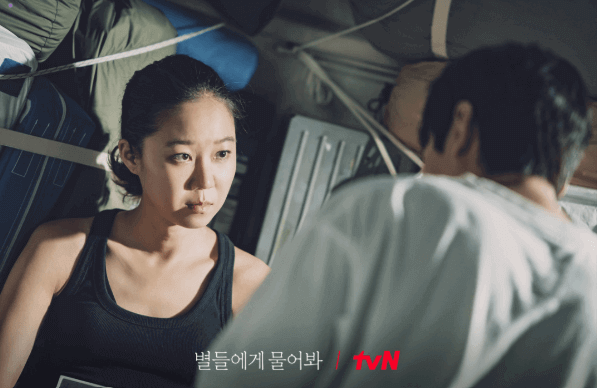 한국 드라마와 차별화된 독창적인 배경과 설정