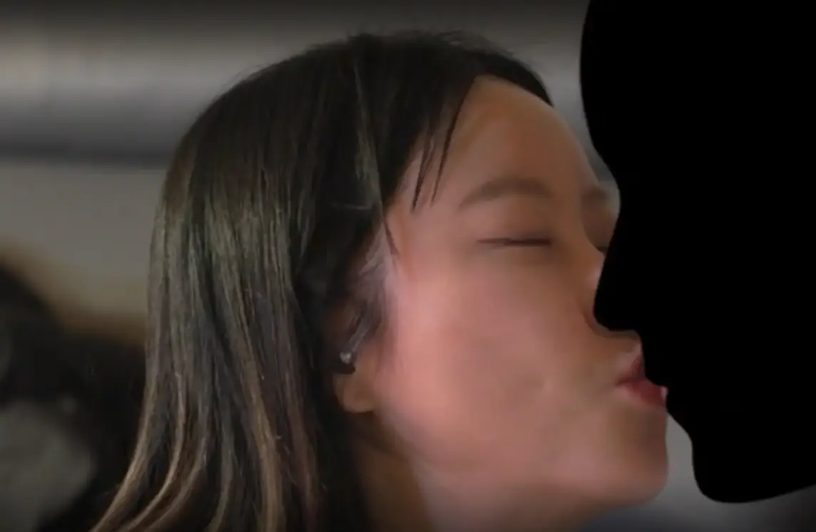 긴생머리를 늘어뜨린채 검은 쉐이브의 남자와 뽀뽀하는 정숙