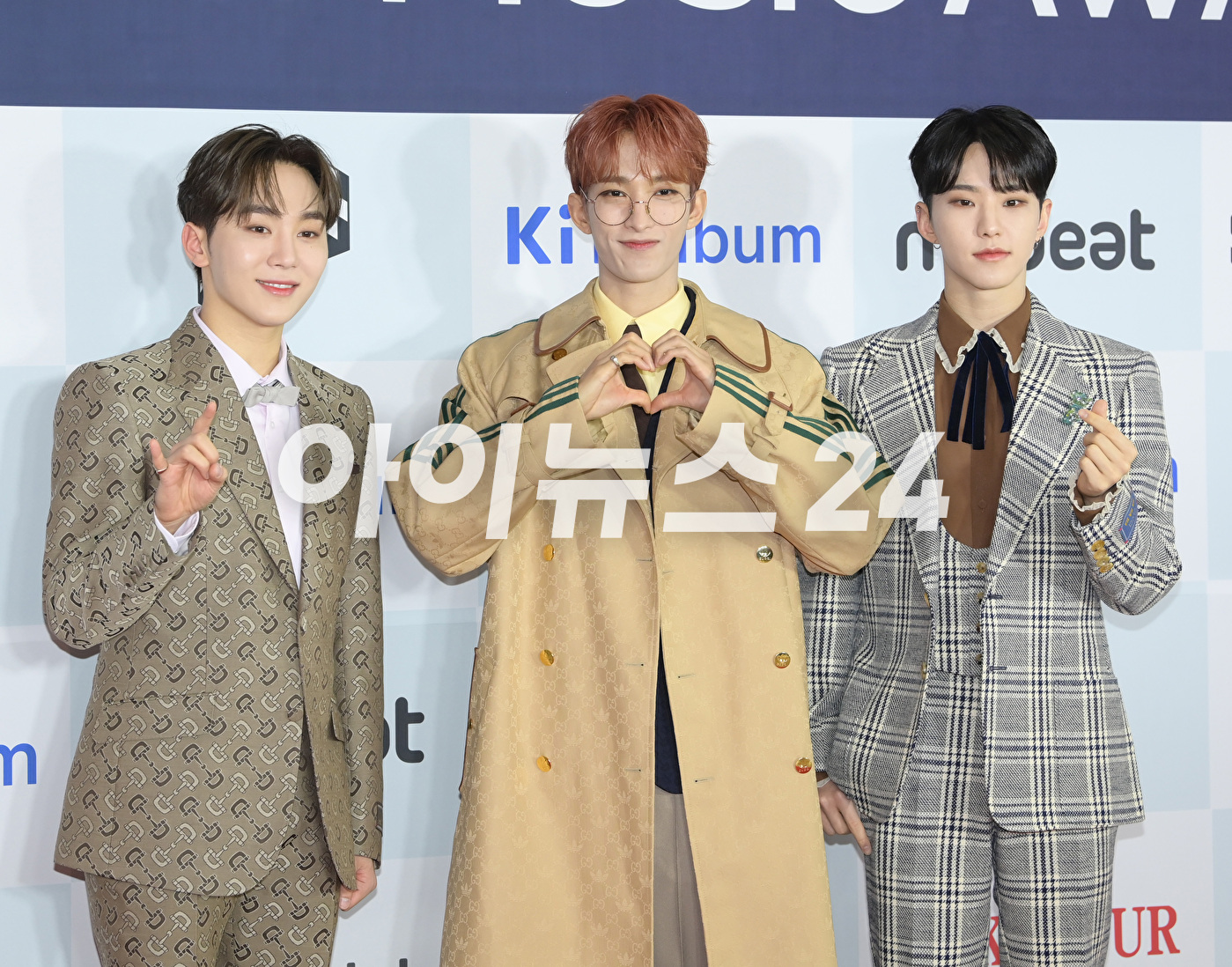 그룹 세븐틴의 스페셜 유닛 부석순(승관, 도겸, 호시)이 18일 오후 서울 송파구 올림픽공원 KSPO DOME에서 열린 '써클차트 뮤직 어워즈 2023' 포토월 행사에 참석하고 있다. [사진=정소희 기자]