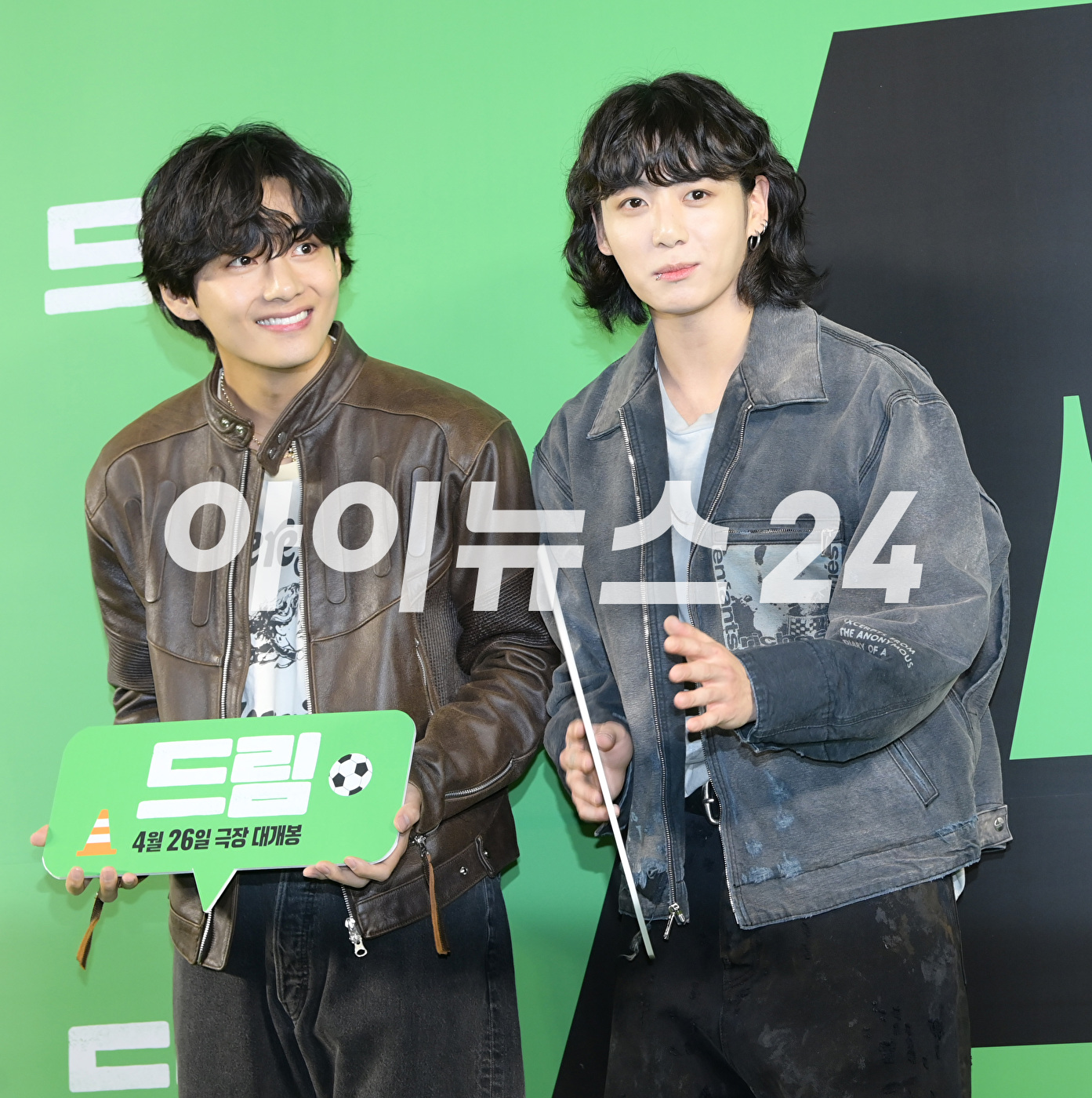 그룹 방탄소년단(BTS) 뷔(김태형)가 24일 오후 서울 강남구 삼성동 메가박스 코엑스에서 열린 영화 '드림'(감독 이병헌) VIP 시사회에 참석하고 있다. [사진=정소희 기자]