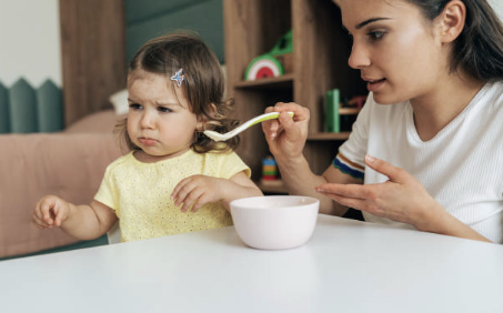 편식하는 아기 이미지