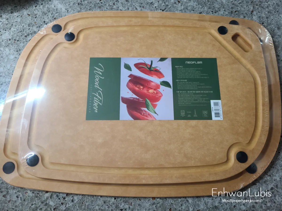 비닐포장된-나무색의-네오플램도마-크기가다른-2개의-도마세트-토마토그림이-그려진-상세설명-스티커가-붙여진