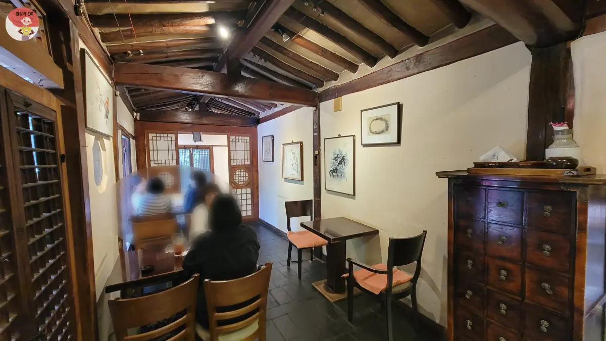 종로구-인사동-경인미술관-전통다원-실내-티테이블에-앉은-사람들