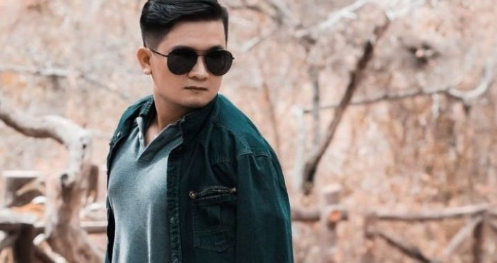 선글라스를 착용한 남자