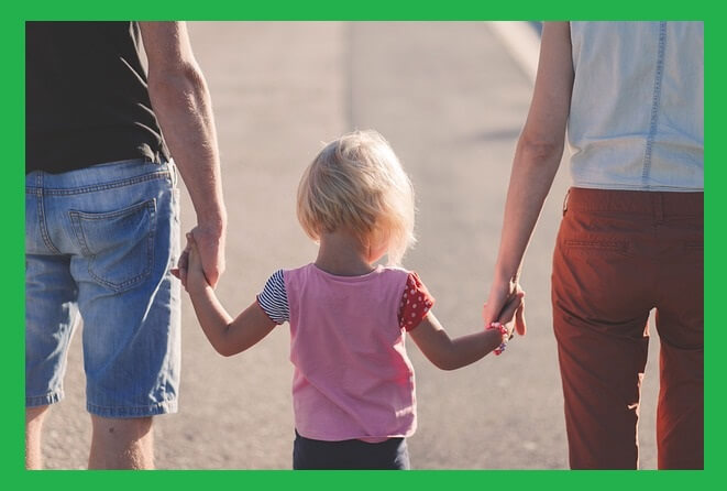 부부와-아이-손잡고-가는-모습