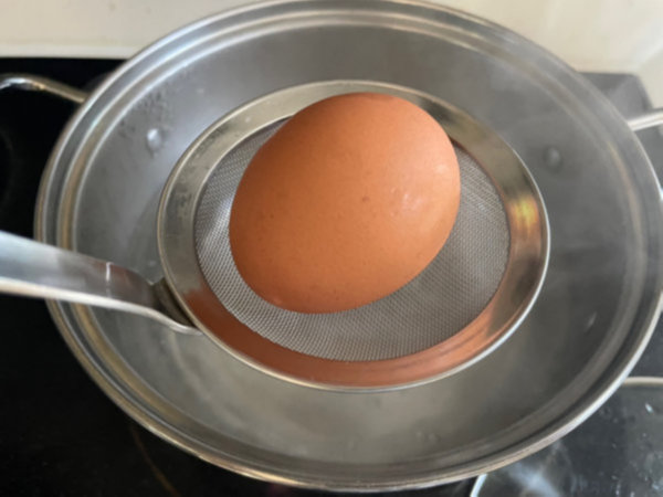 계란을 끓는물에 넣을 때, 채망이나 국자 이용해 살살 넣기
