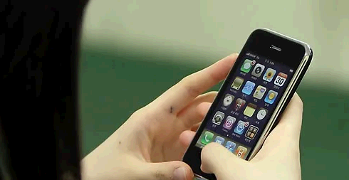 로딩 중인 스마트폰 화면과 화난 표정의 이모티콘을 단순화한 2D 벡터 이미지.