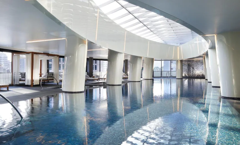 웨스틴조선 서울 디럭스 룸 7~8월 259,000원 이그제큐티브 디럭스 294,000원 (+ 성인 3인까지 무료투숙) 할인코드 포함