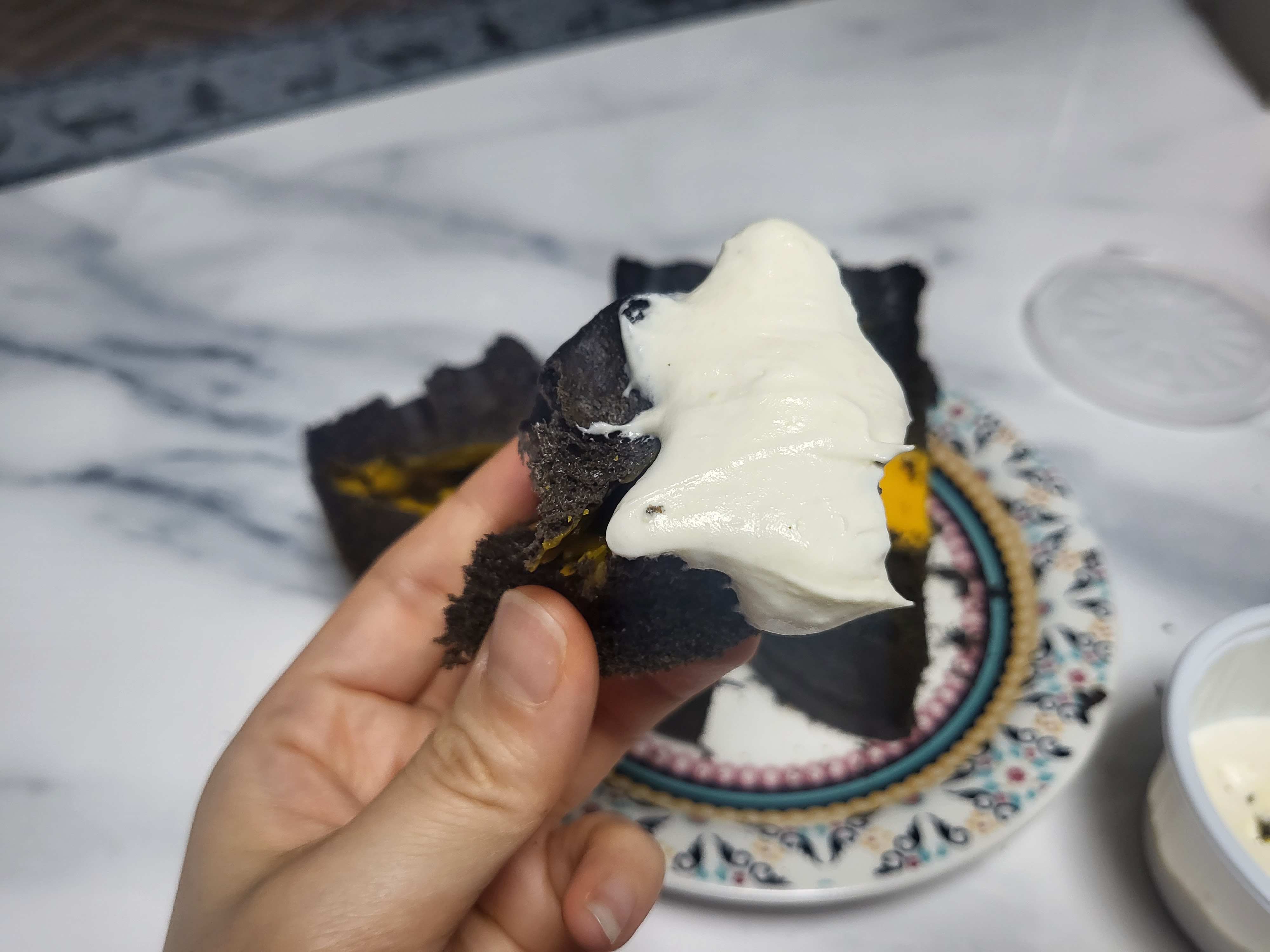 솔보 쌀연탄빵 크림치즈소스 찍어 한입