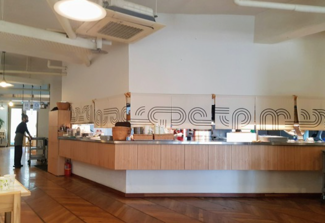 하연옥 식당 내부 사진 원목으로 이루어진 인테리어로 깔끔하다