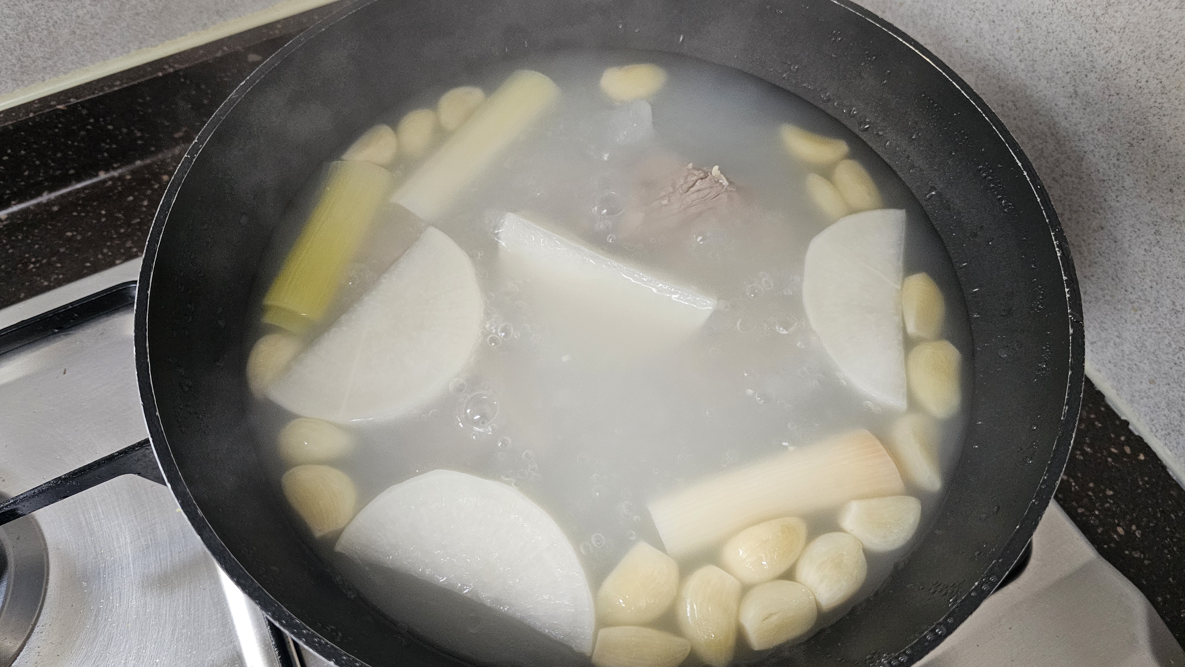 뚜껑을 덮어 푹 삶아줍니다.