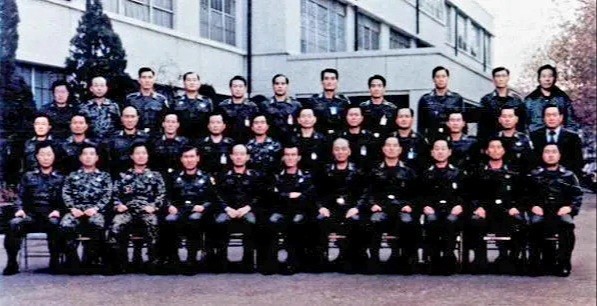 12.12 군사반란 이후 찍은 전두환과 하나회의 단체 사진이다.