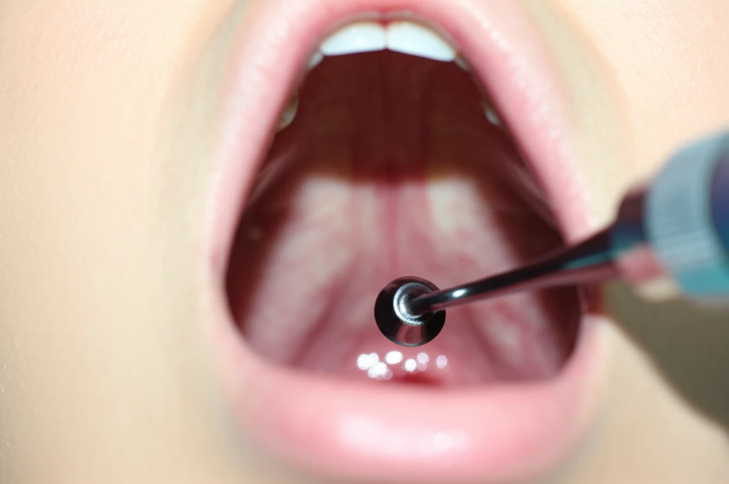 목 건강 적신호 후두내시경 검사로 미