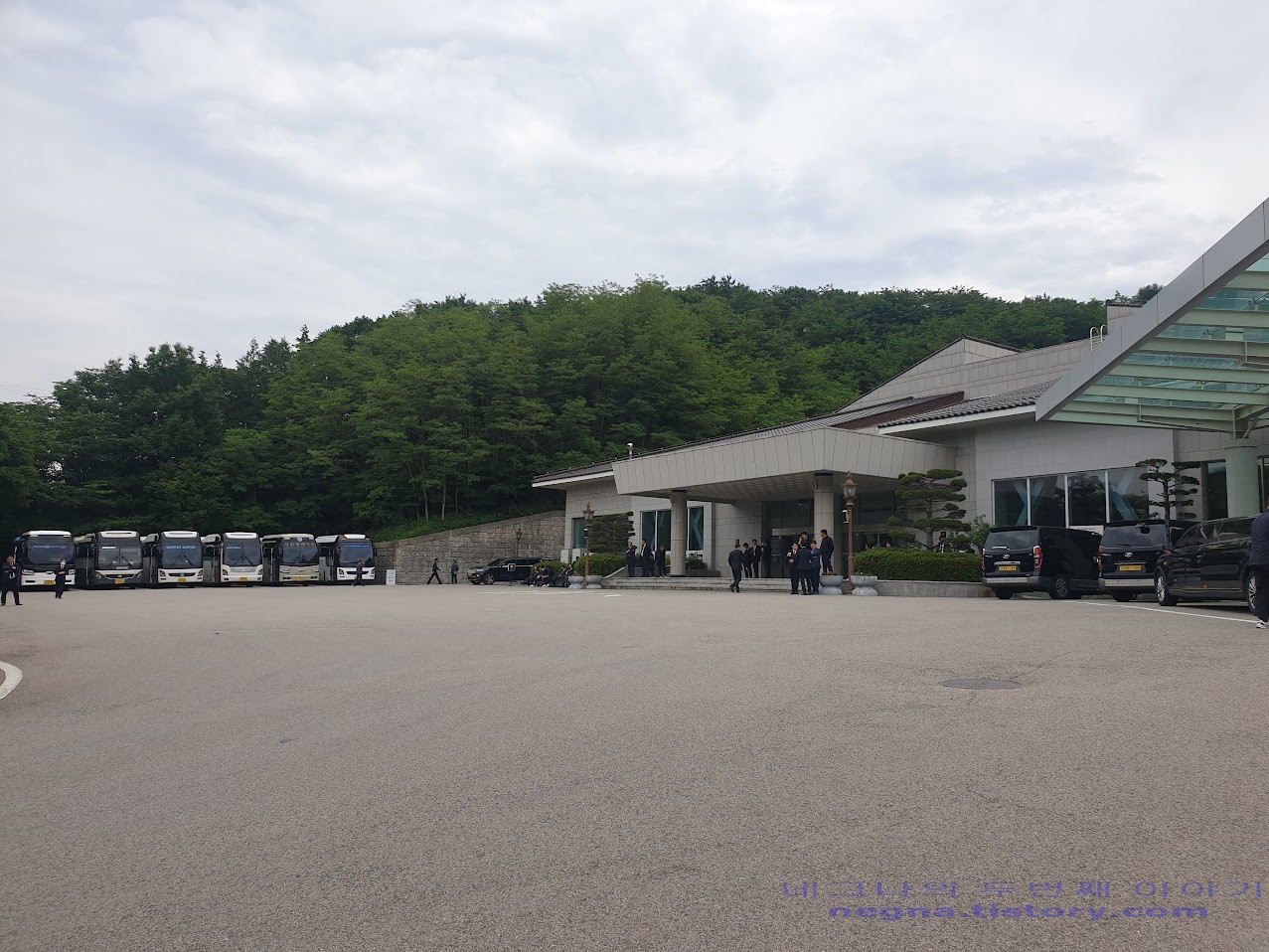 영락공원 본관 앞에서.