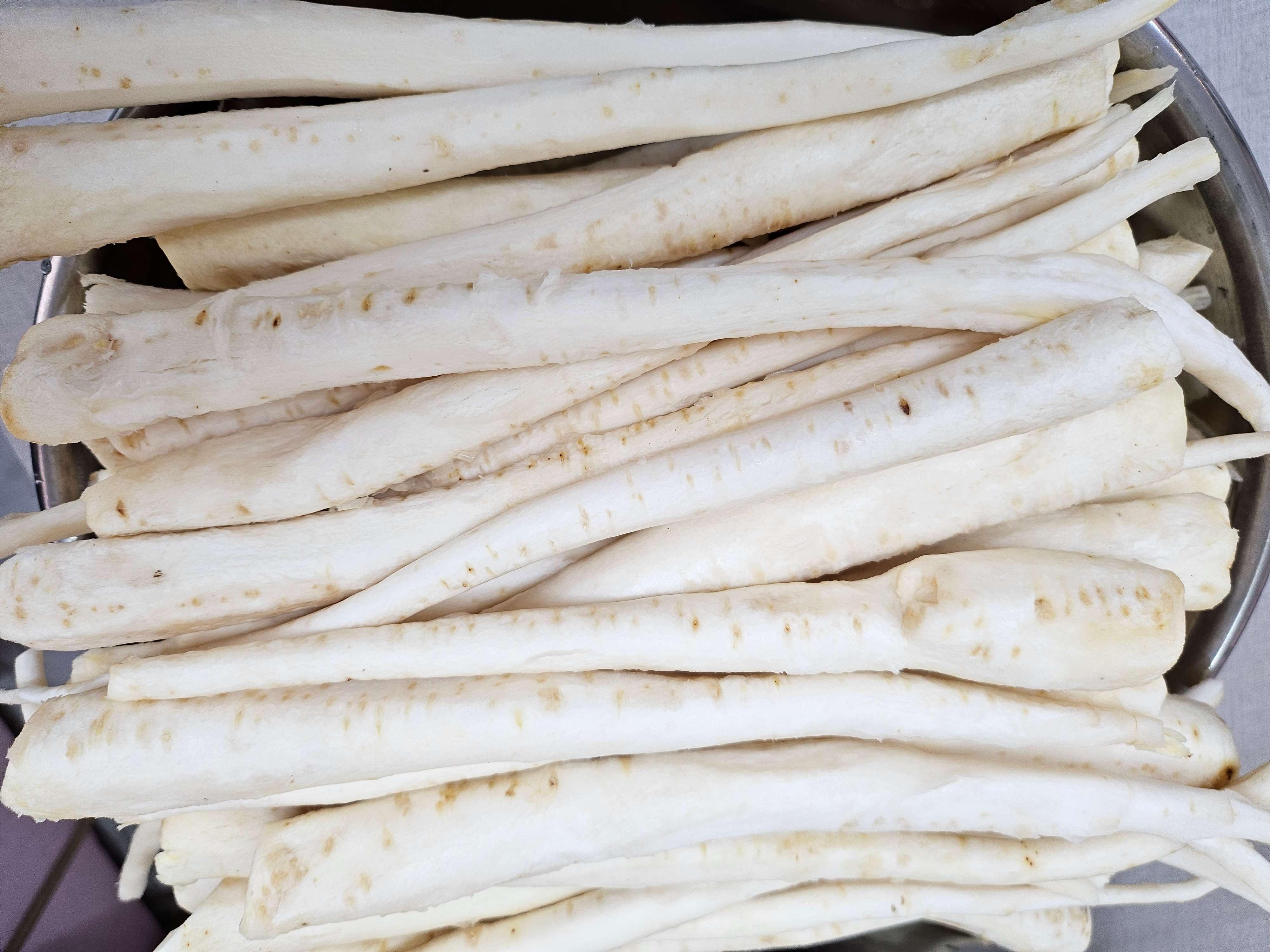 껍질을 깐 도라지