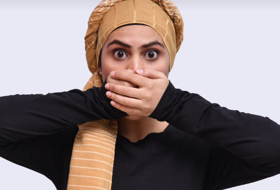 입을 손으로 가린 사람