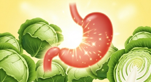 밝은 표정으로 양배추 주스를 마시는 사람