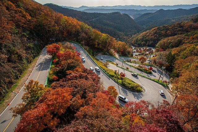 꼬불꼬불한 산길을 주행중인 자동차