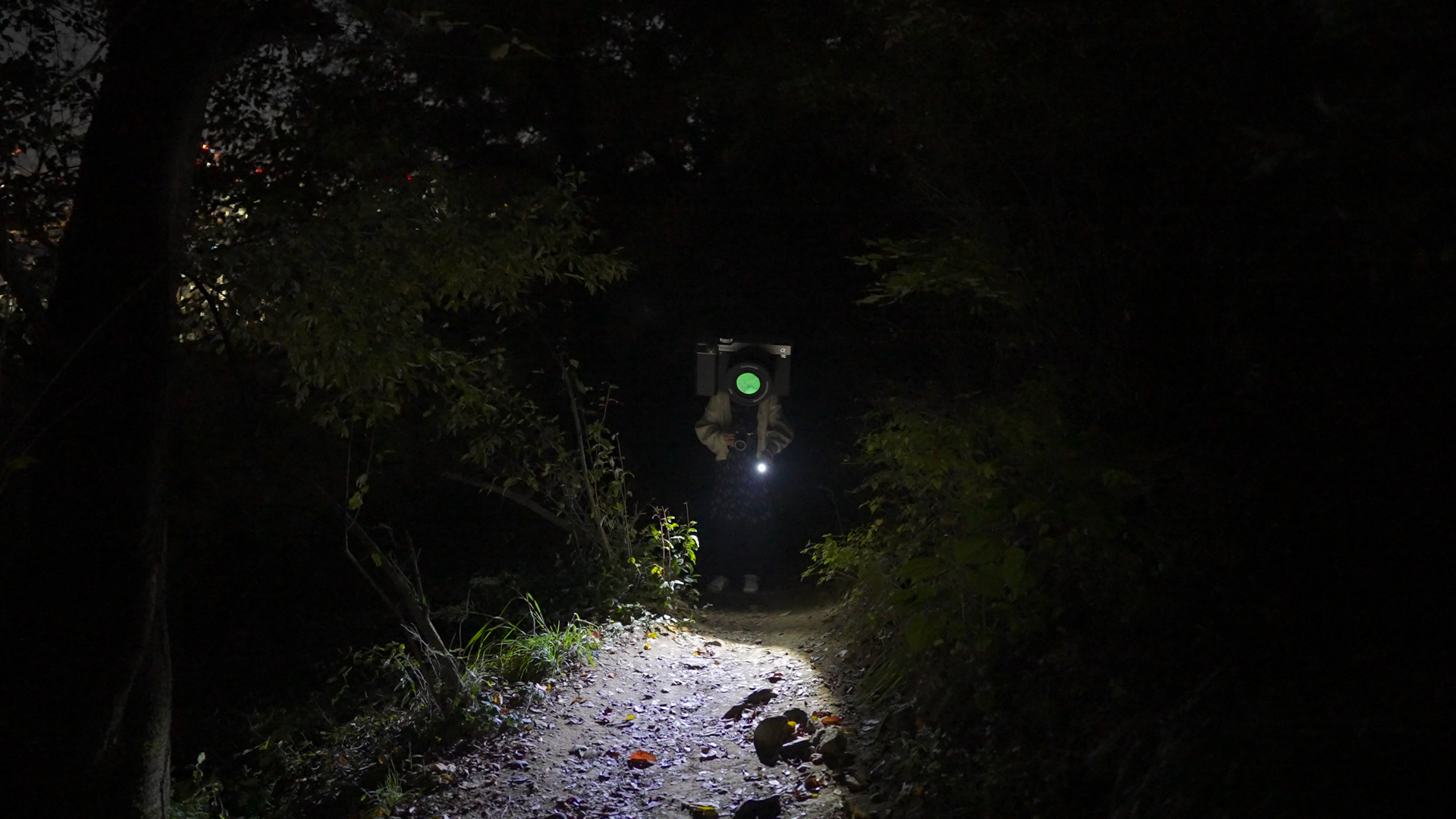 어두운 밤에 야간 등산하는 모습