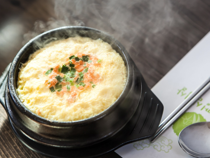 뚝베기에 담겨 있는 계란찜 사진