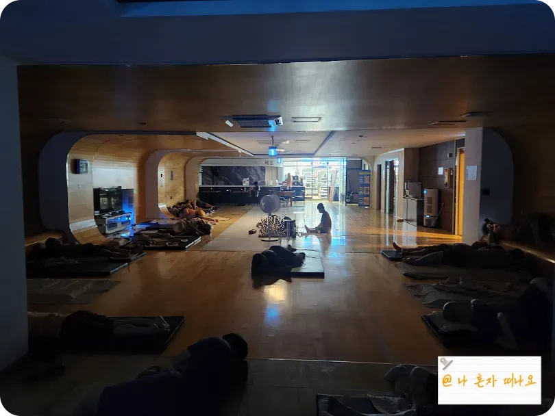 사람들이-쉬고-있는-공용-휴게실