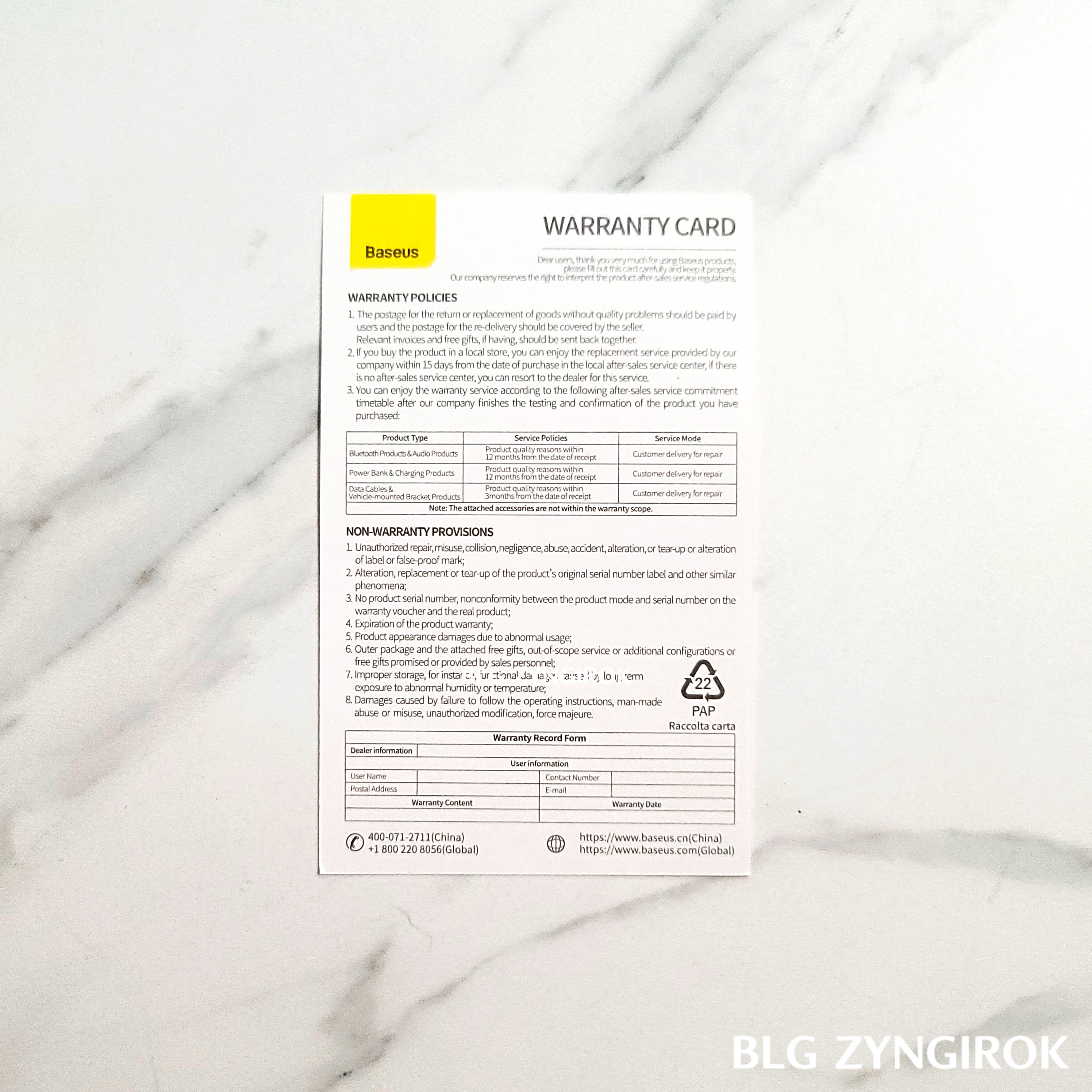 Baseus 데스크 LED 램프 구성품 중 보증서 모습이다.