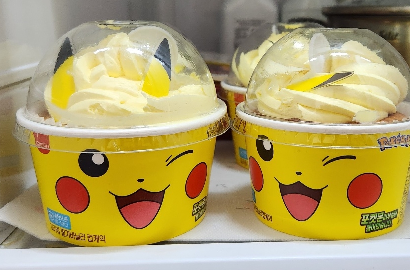 편의점 제과류 배송시간 확인 후 포켓몬빵을 대량 구매해 냉장고에 보관하고 있는 모습입니다.