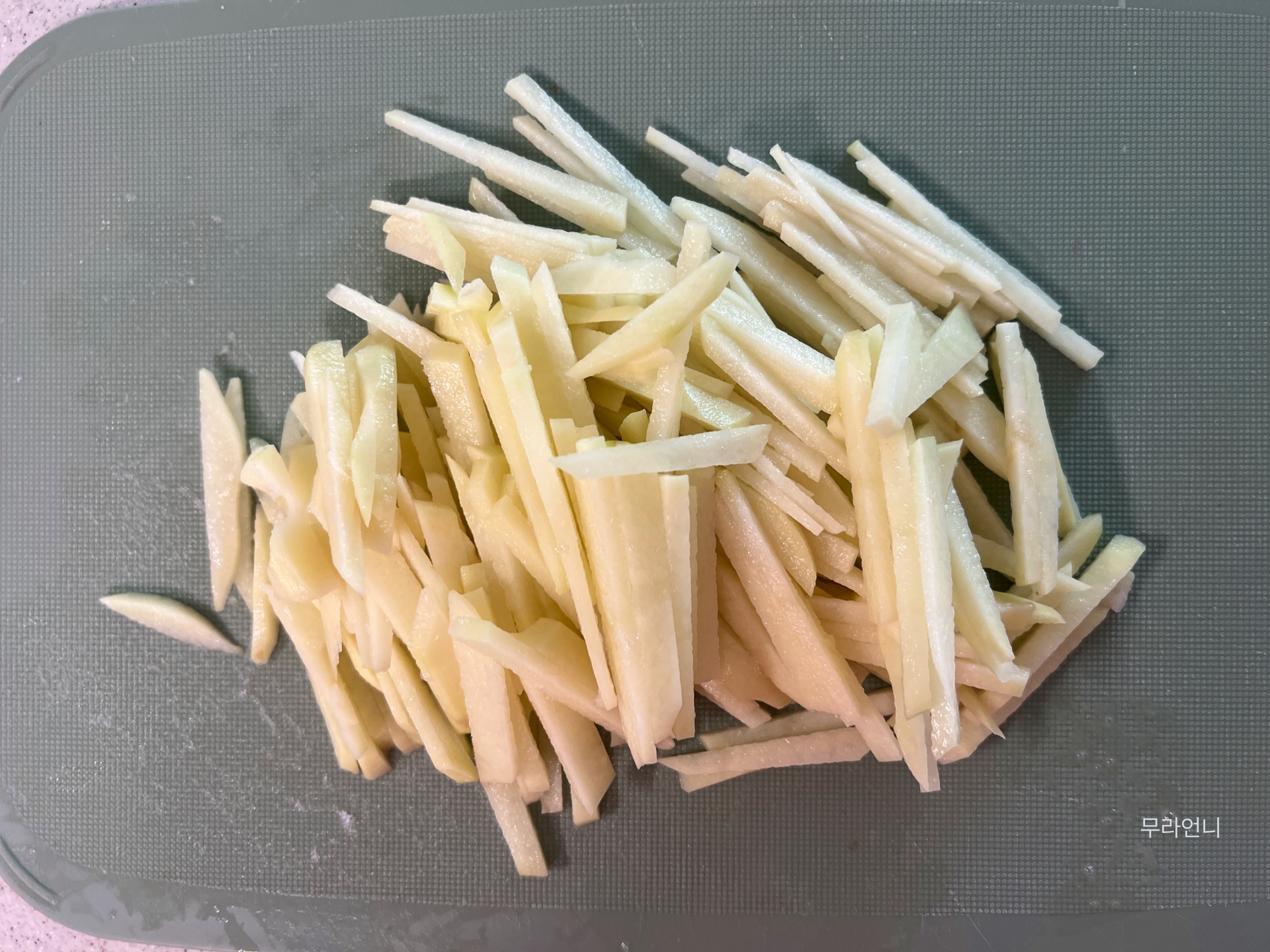 감자는 최대한 얇게 채썰어주세요