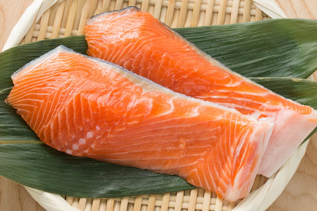 연어는-심장에-좋은-오메가3-지방산의-공급원으로-손꼽히며-심장병-심부전-뇌졸중과-같은-일반적인-당뇨-합병증의-위험을-줄이는데-도움이-된다