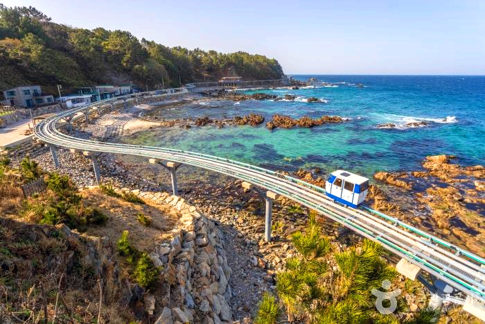 바다위 레일위로 궤도차가 지나가고 있다.