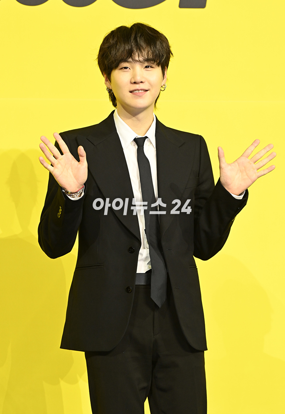 방탄소년단(BTS) 새 디지털 싱글 'Butter' 발매 기념 글로벌 기자간담회가 21일 오후 서울 송파구 방이동 올림픽공원 올림픽홀에서 열렸다. 방탄소년단 슈가가 포토타임을 갖고 있다.