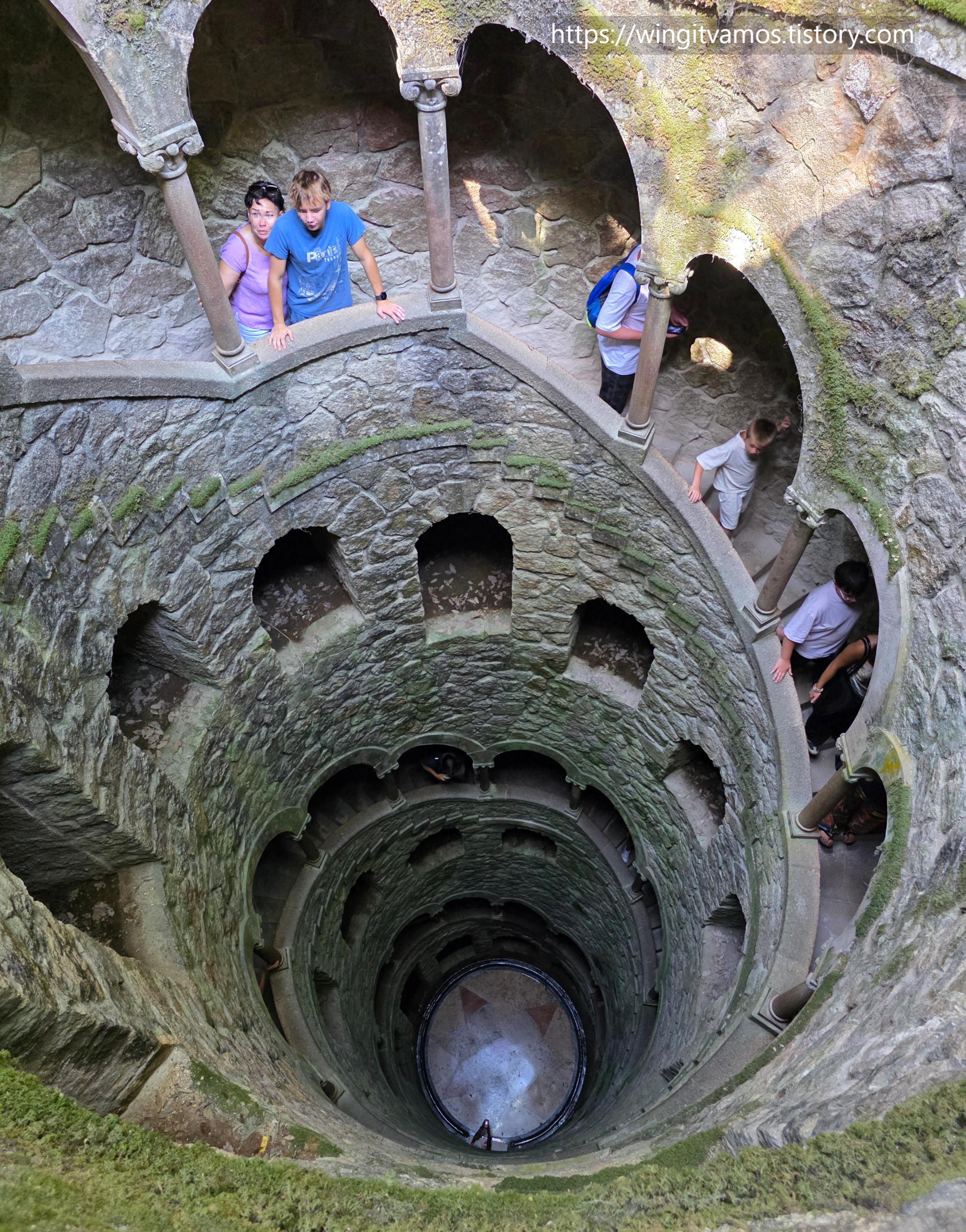포르투갈 신트라에 위치한 Initiation Well 나선형 계단 모습