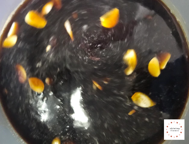 소고기메추리알장조림-양념장에 편마늘 넣기