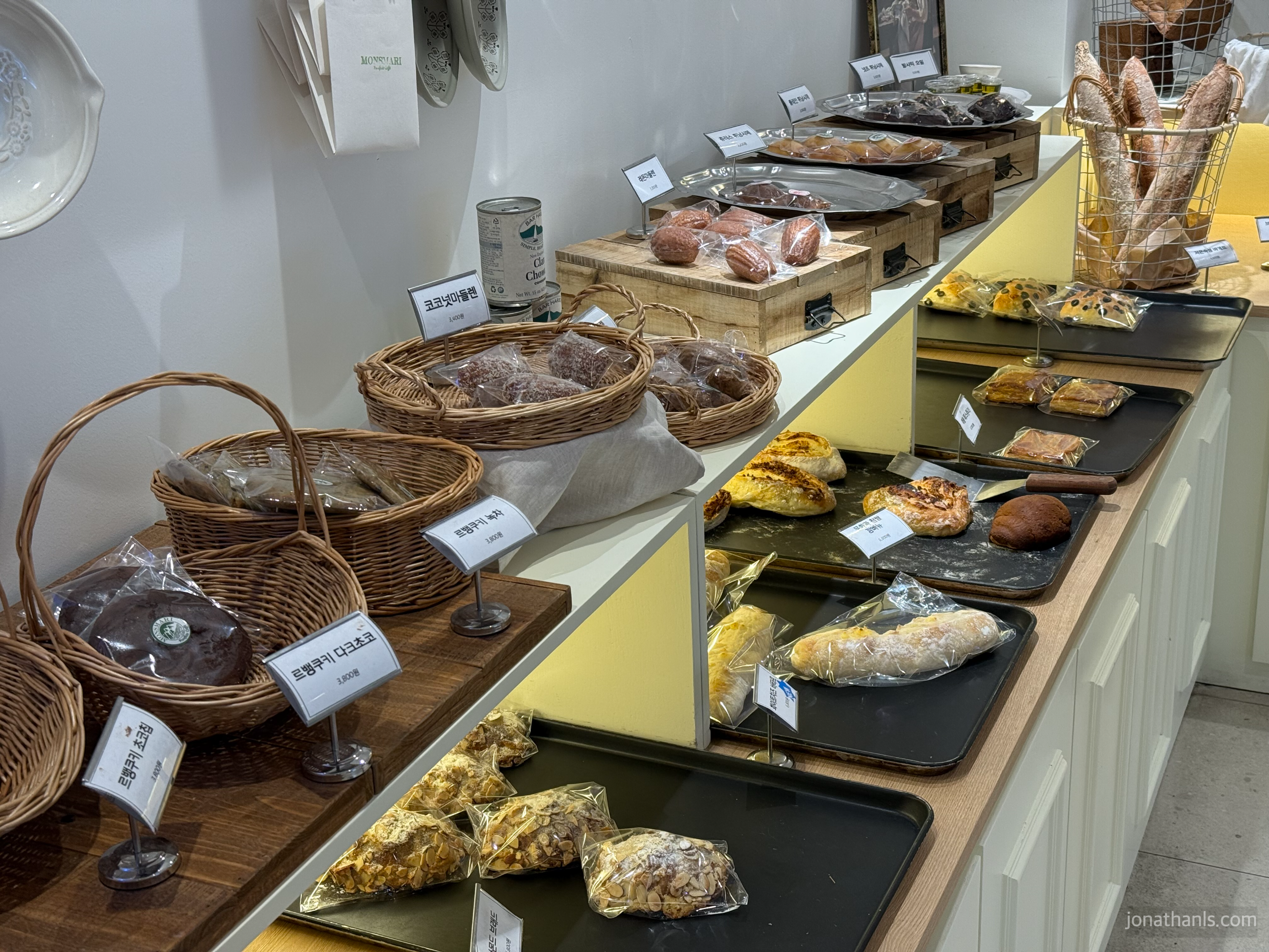 용인 신봉동 몬스마리 베이커리 카페 진열된 빵