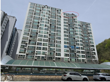 우남퍼스트빌 104동 동측 전경, 붉은 표시가 본건 16층 (감정평가서)