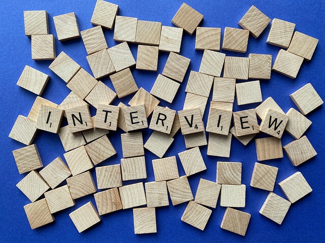 INTERVIEW 나무토막 글씨 이미지