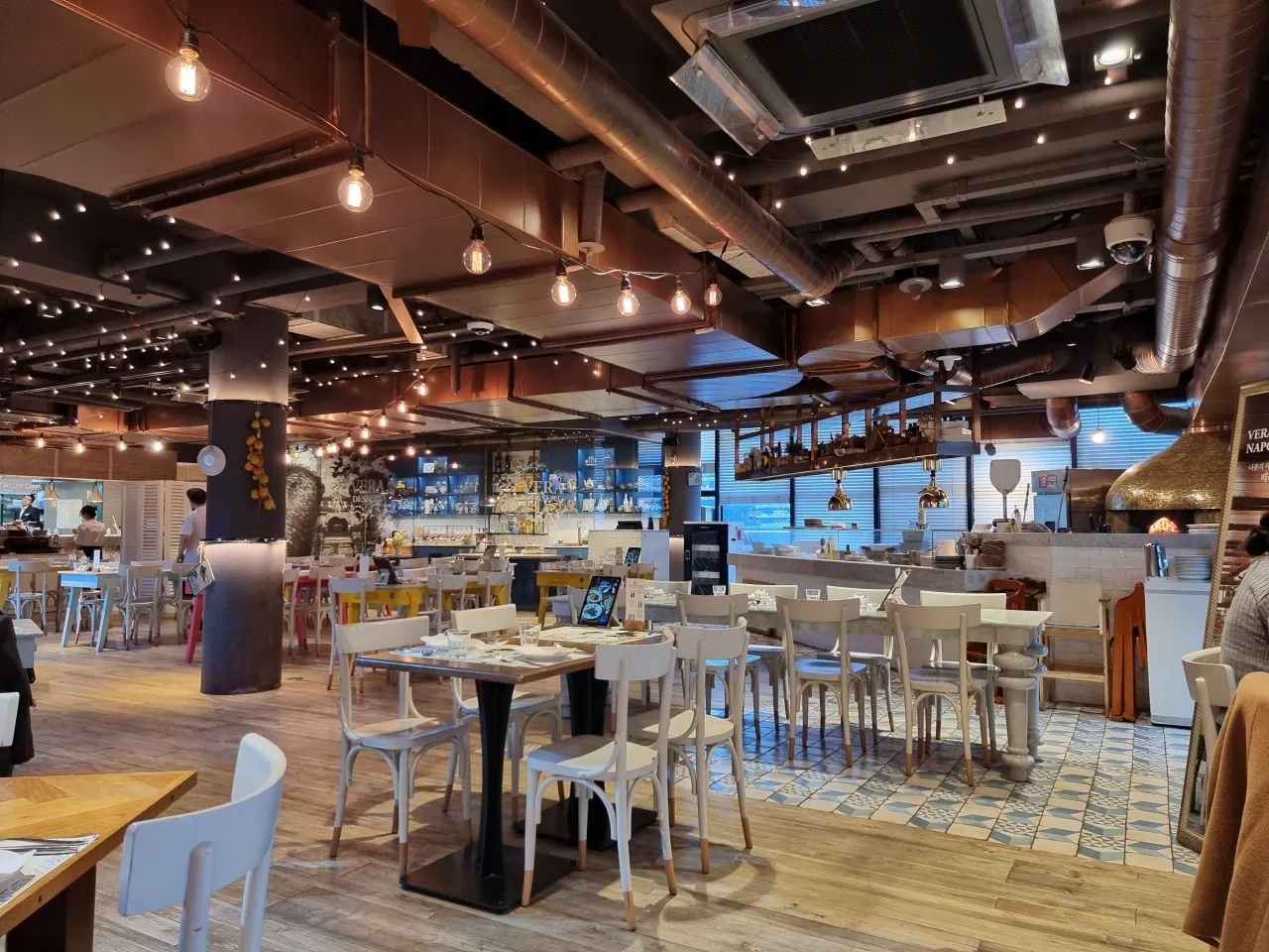 레스토랑-좌석들-전면-사진