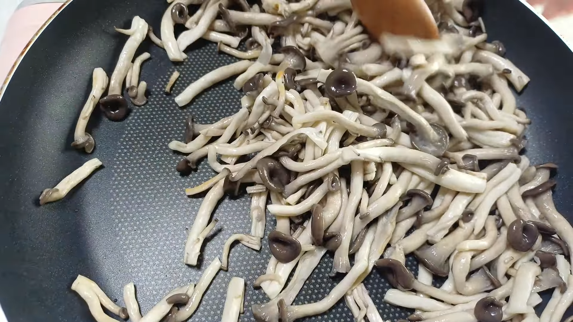 팬에서 느타리버섯만 따로 볶는 모습