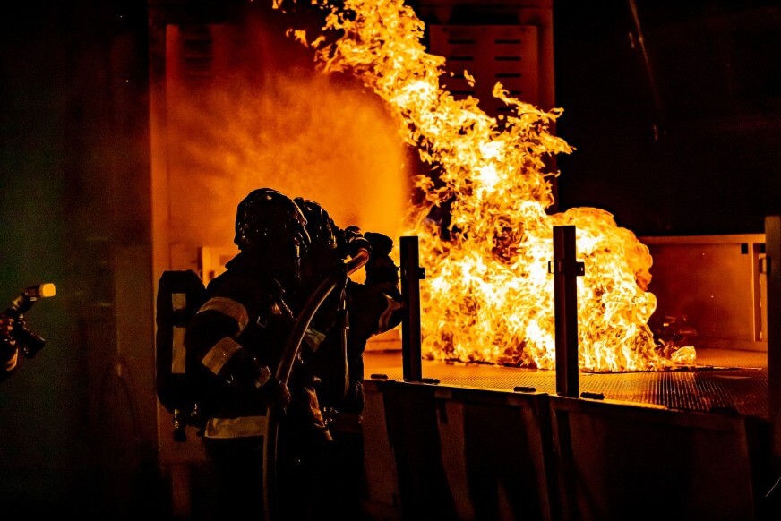 건물 화재에 소방관이 불끄는 모습