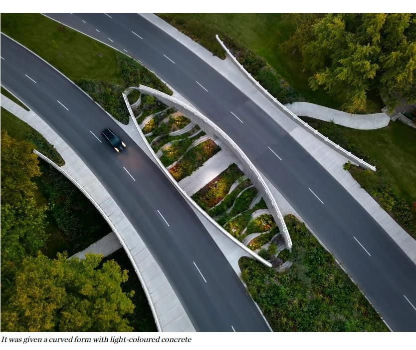 재활용&nbsp;유리&nbsp;사용한 콘크리트로 만들어진 곡선 다리: Darwin Bridges Provencher Roy mixes recycled glass into concrete of sculptural Quebec bridge