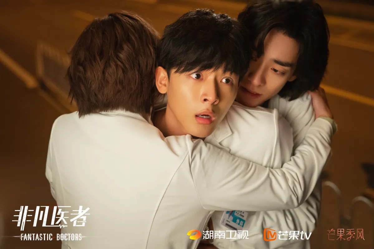 비범의자-장완이-동료의사들 -장완이 안고 슬퍼하는 모습