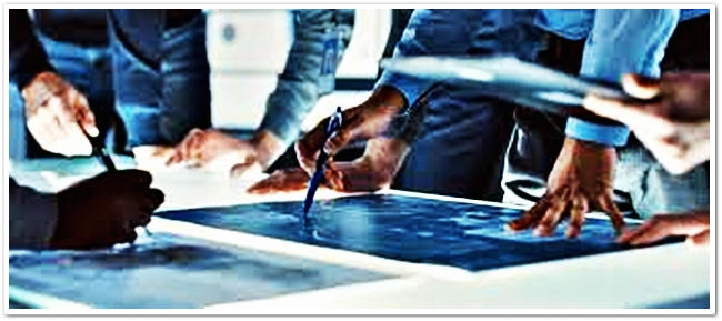 무언가를 쓰고 있는 사람들